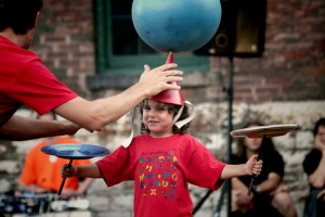Niño equilibrando pelota — taller de circo
